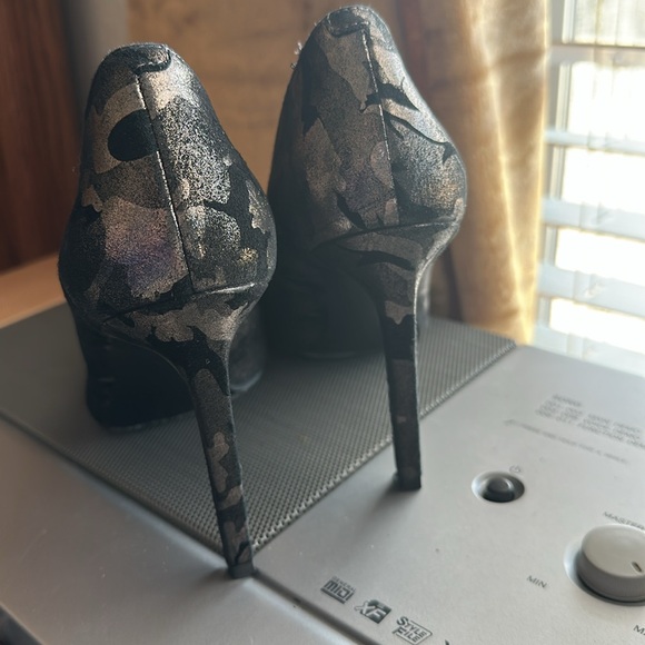 Nine West camo heels - Picture 3 of 3